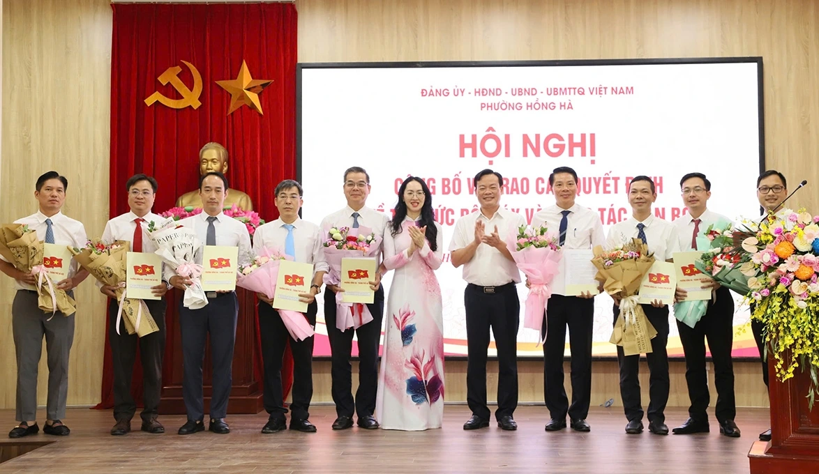 Lãnh đạo Đảng uỷ phường Hồng Hà trao quyết định bổ nhiệm trưởng, phó phòng thuộc phường Hồng Hà. Ảnh: PV