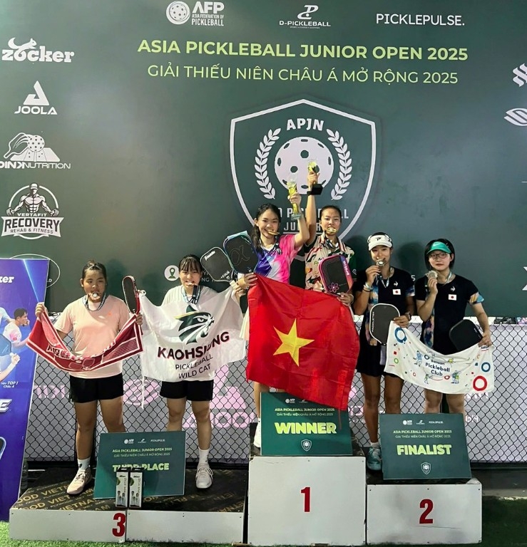 Jolie Lam and Sophia Phuong Anh become the champions in the U18 Women’s Doubles category at the Asia Pickleball Junior Open 2025 (Photo: baovanhoa.vn)