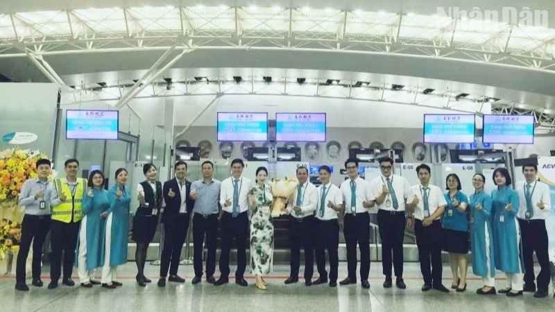 Noi Bai International Airport welcomes flights from Shanghai, Ningbo to Hanoi. (Photo: nhandan.vn)