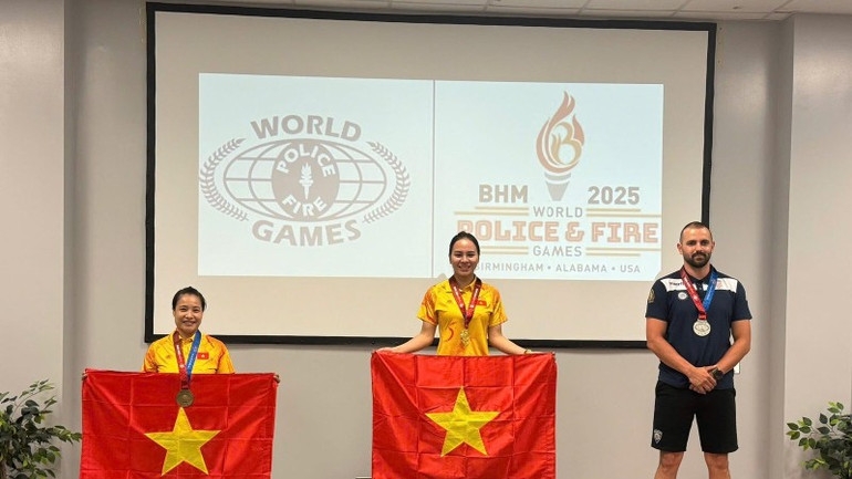 Trinh Thu Vinh (C) and her teammate (first from right) bring home three gold medals in shooting. (Photo: nhandan.vn)