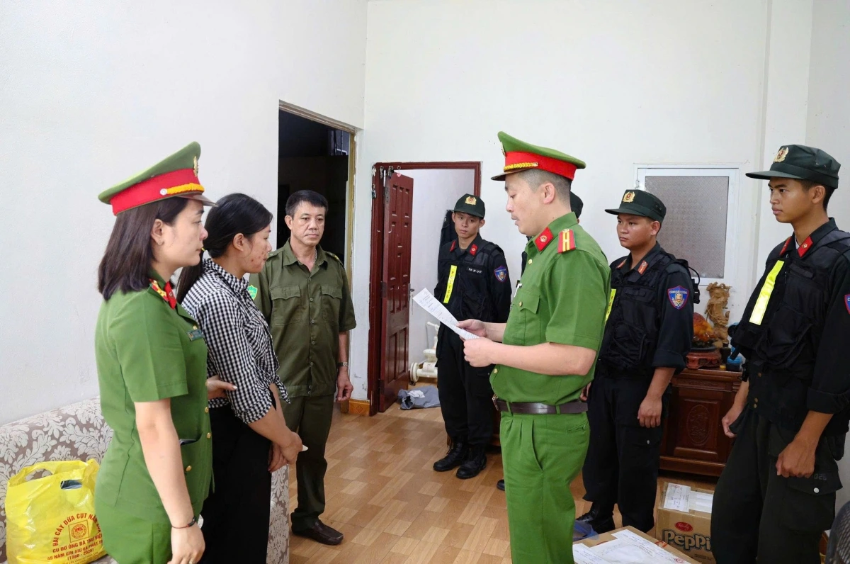 Cơ quan Cảnh sát điều tra thi hành lệnh khám xét nơi ở của đối tượng Trần Ngọc Bình. Ảnh CAPT.