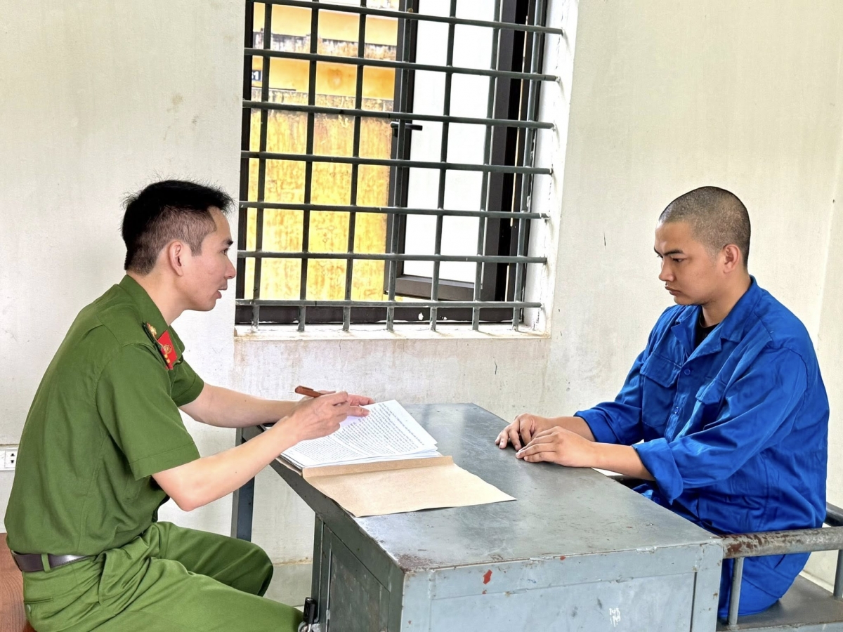 Cơ quan Cảnh sát điều tra tiến hành lấy lời khai của đối tượng Nguyễn Quang Mạnh. Ảnh CAPT.
