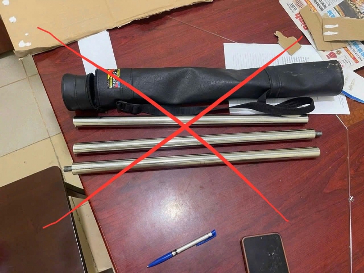 Những hung khí mà các đối tượng dùng để gây rối trật tự công cộng. Ảnh: Trần Hải.