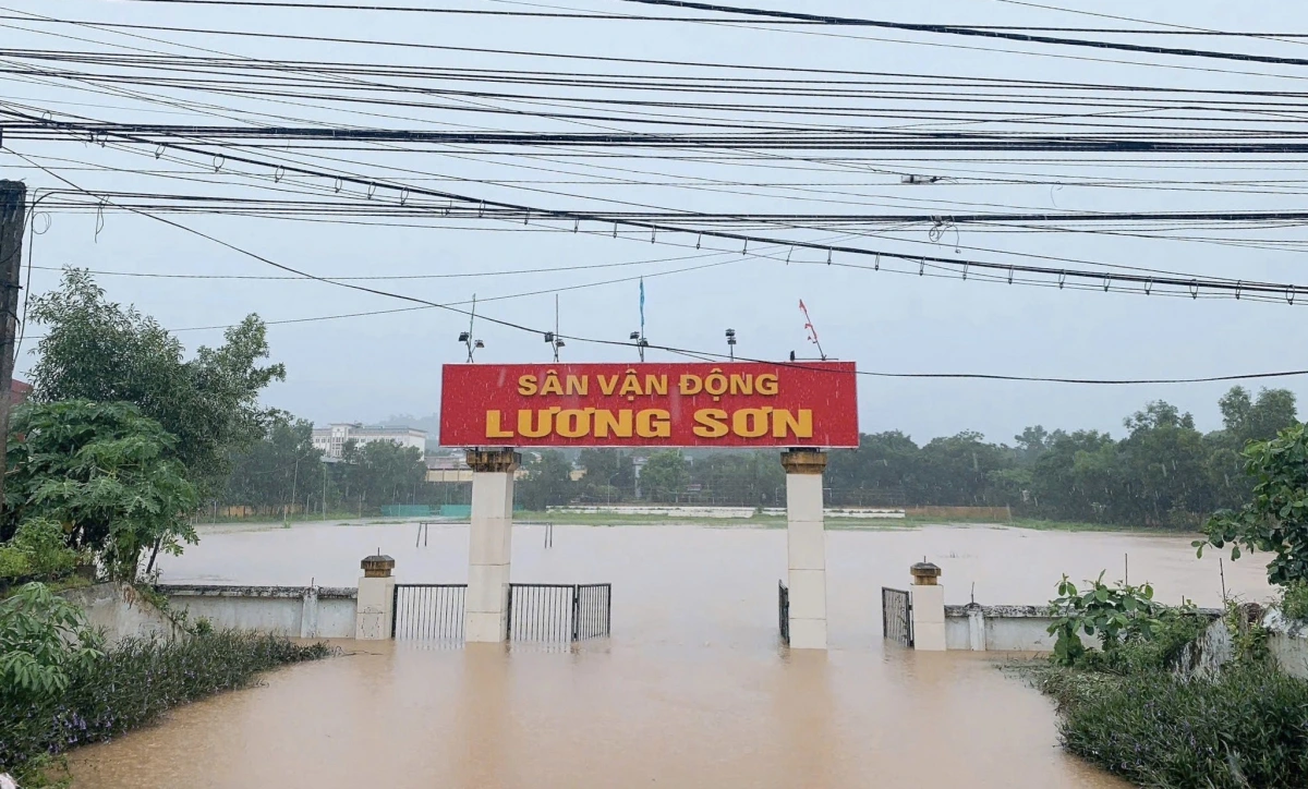 Do ảnh hưởng của hoàn lưu bão số 3 (Wipha), ngày và đêm 23/7, tại địa bàn xã Lương Sơn, tỉnh Phú Thọ (thị trấn Lương Sơn, tỉnh Hòa Bình cũ) vẫn xuất hiện tình trạng mưa lớn, có nơi mưa trên 200mm gây ngập úng diện rộng. Ảnh: CATP.