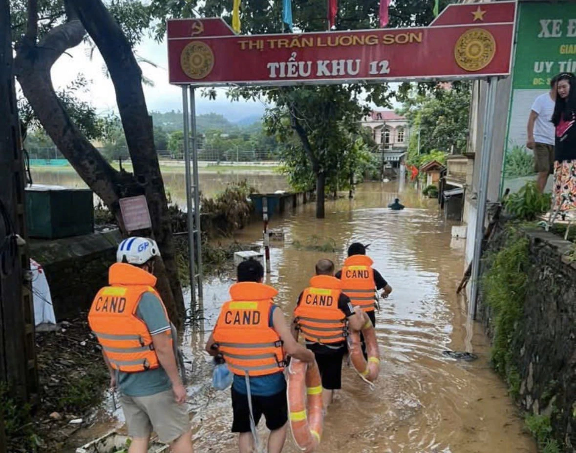 Bên cạnh các biện pháp ứng phó trực tiếp, Công an xã Lương Sơn đã đặc biệt khuyến cáo người dân không đi đến các khu vực nguy hiểm như đập tràn, đập xả lũ, nơi dễ xảy ra lũ quét, sạt lở đất trong thời điểm mưa lũ. Ảnh: CATP.