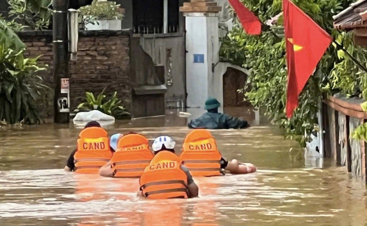 Trước tình hình đó, <a href="https://vov.vn/phap-luat/gd-cong-an-phu-tho-truc-tiep-tham-gia-giai-cuu-co-gai-bi-khong-che-tren-cau-ngoc-thap-post1216484.vov" target="_blank">Công an xã Lương Sơn </a>đã triển khai 100% quân số, thành lập 4 tổ gồm 51 cán bộ, chiến sỹ và lực lượng tham gia bảo vệ an ninh trật tự ở cơ sở và chính quyền địa phương tại 12 điểm chốt xung yếu xảy ra tình trạng ngập lụt, hỗ trợ và sơ tán 30 hộ dân gồm người và tài sản ra khỏi khu vực nguy hiểm sạt lở, mưa ngập đến nơi an toàn; tổ chức cung cấp vật chất, nhu yếu phẩm cho người dân bị ảnh hưởng. Ảnh: CATP