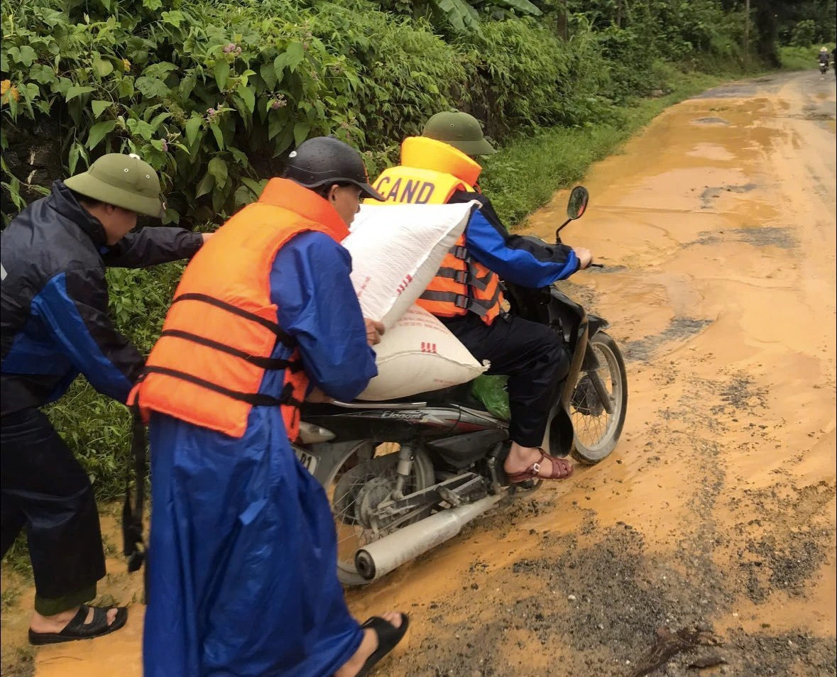 Công an xã phối hợp với các lực lượng khẩn trương dọn dẹp đất đá, vệ sinh môi trường, khơi thông cống rãnh, mương thoát nước và gia cố các tuyến đường nông thôn. Ảnh: CATP