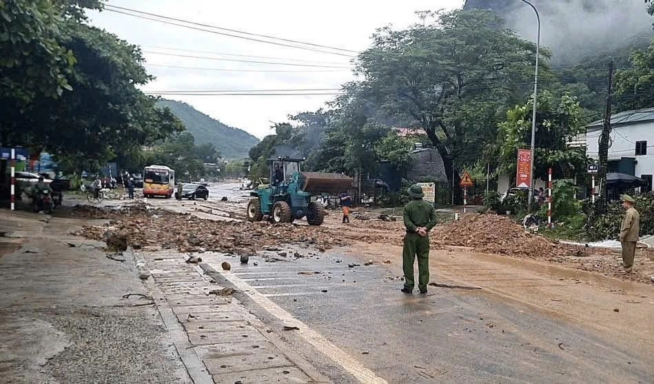 Với sự chủ động, quyết liệt và tinh thần trách nhiệm cao, Công an xã Lương Sơn đang nỗ lực hết mình cùng với chính quyền và Nhân dân địa phương tích cực phòng chống mưa bão, bảo đảm cuộc sống bình yên cho nhân dân. Ảnh: CATP