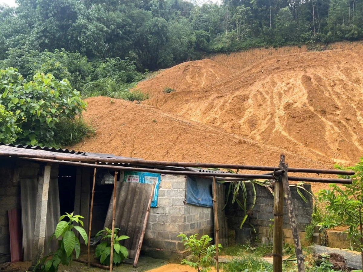 Một hộ dân bị đất đá sạt lở, vùi lấp. Ảnh: CATP