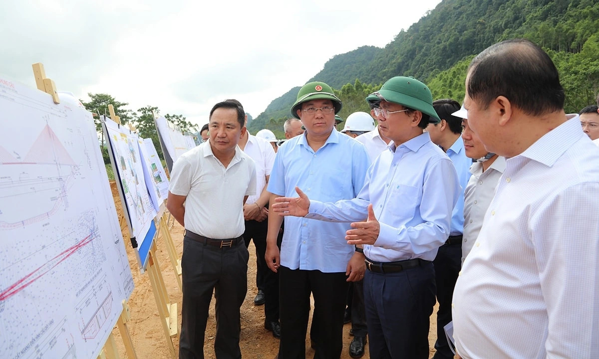 Thường trực Tỉnh ủy Phú Thọ kiểm tra tại Dự án cao tốc Hòa Bình - Mộc Châu. Ảnh: Bùi Hiền.