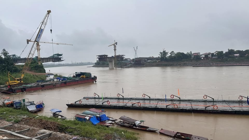Cầu phao Phong Châu vừa được tiến hành cắt để đảm bảo cho người dân. Ảnh: Trường Quân.