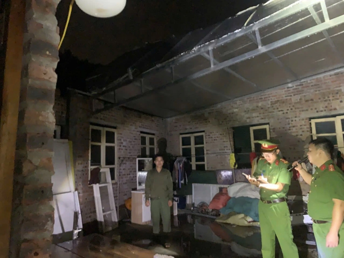 Lực lượng công an xã kịp thời giúp dân, xuyên đêm tuần tra, kiểm kê thiệt hại do mưa lốc. Ảnh CAPT.