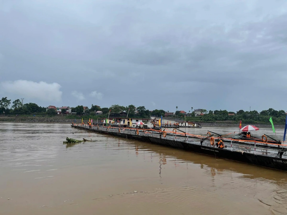 Dự kiến đến 11h30 trưa nay (23/7) Binh chủng Công binh sẽ bắc xong cầu và cho xe lưu thông.