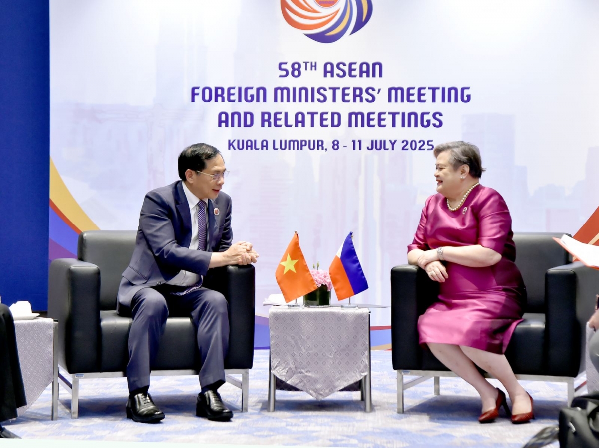 Phó Thủ tướng, Bộ trưởng Ngoại giao Bùi Thanh Sơn đã gặp Bộ trưởng Ngoại giao Philippines Maria Theresa Lazaro. (Ảnh: BNG)