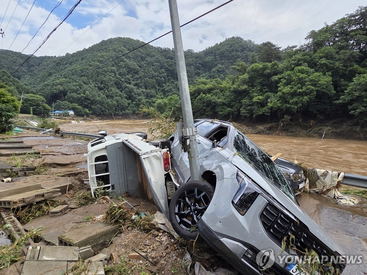 Mưa lớn kéo dài gây ra sạt lở đất nghiêm trọng tại nhiều địa phương khác nhau ở Hàn Quốc. Ảnh: Yonhap