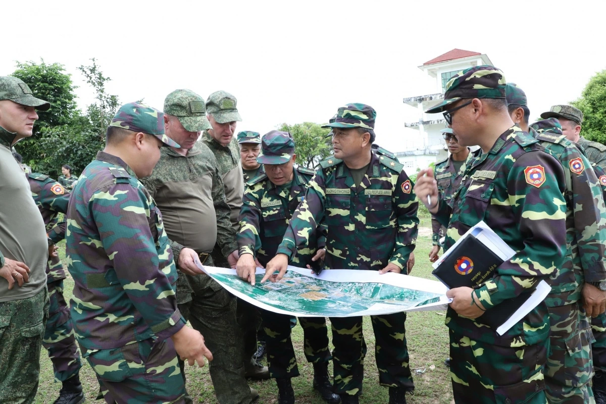 Quân đội hai nước Lào và Nga đang trao đổi, thảo luận để thống nhất các nội dung cuộc tập trận. Nguồn: Báo Quân đội nhân dân Lào