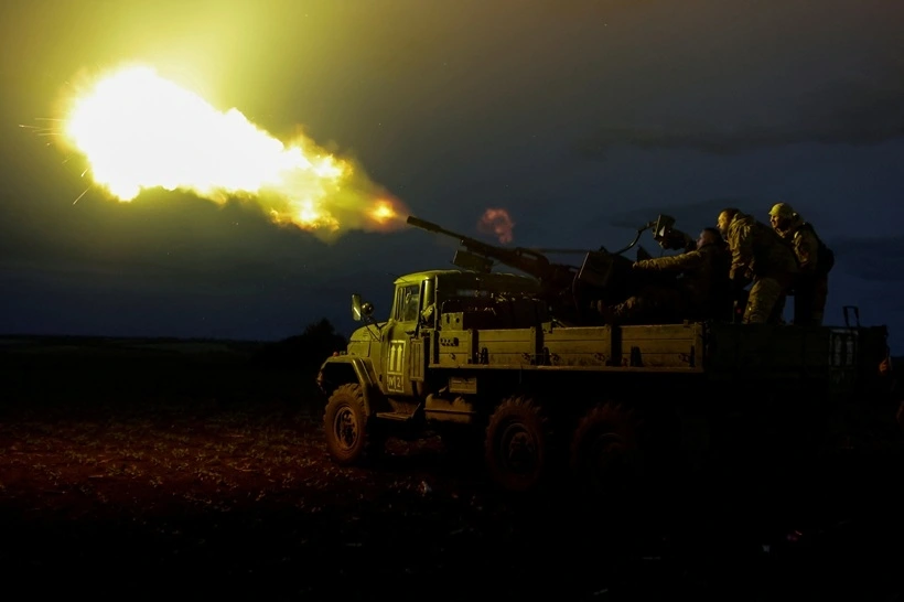 Quân nhân Ukraine bắn pháo phòng không về phía máy bay không người lái của Nga ở khu vực Kharkiv. Ảnh: Reuters