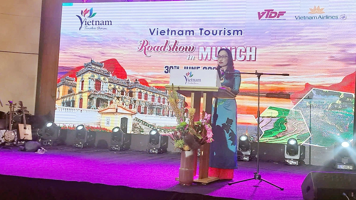 Bà Nguyễn Thị Thu Hà, Tham tán, Trưởng bộ phận Tài chính - Đầu tư, Đại sứ quán Việt Nam tại Đức, phát biểu tại lễ khai mạc chương trình. Ảnh: Ảnh: BTC.