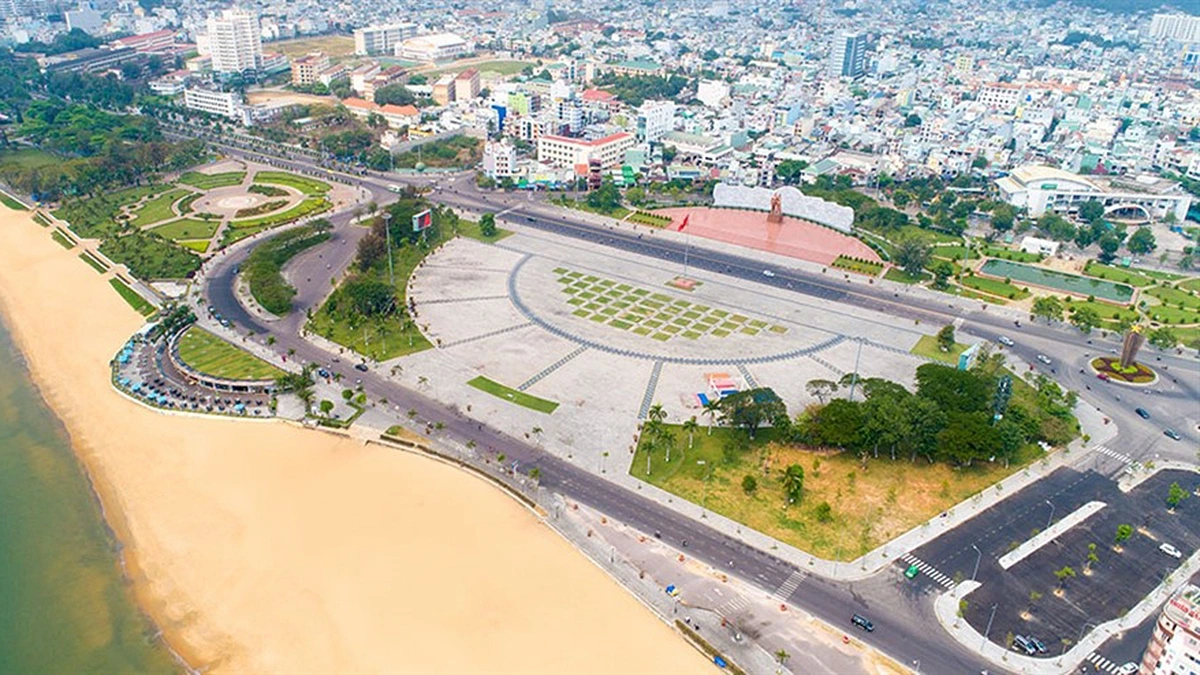 Quảng trường Nguyễn Tất Thành, TP Quy Nhơn, nơi sẽ diễn ra lễ khai mạc Lễ hội tinh hoa đại ngàn - biển xanh hội tụ năm 2025 với chủ đề “Khát vọng biển xanh - đại ngàn tỏa sáng”. (Ảnh: Cổng TTĐT Gia Lai)