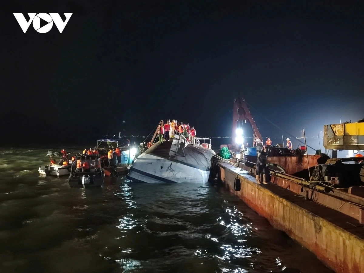 Lực lượng chức năng quây phao chống tràn dầu và xác định dòng chảy để khoanh vùng phạm vi tìm kiếm người bị nạn trong vụ lật tàu Vịnh Xanh 58