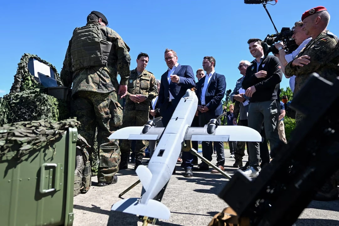 Bộ trưởng Quốc phòng Đức Boris Pistorius tham quan Phòng thí nghiệm Đổi mới của Lục quân Đức (Bundeswehr) ở Erding, ngày 22/7/2025. Ảnh: Reuters