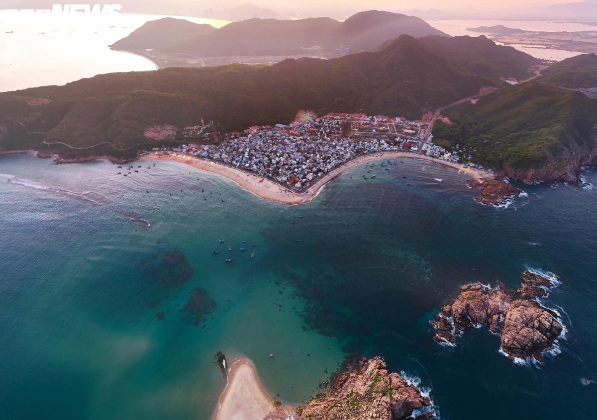 Located in Nhon Hai island commune, Hon Kho fishing village has long been famous for its pristine beauty and crystal-clear water.