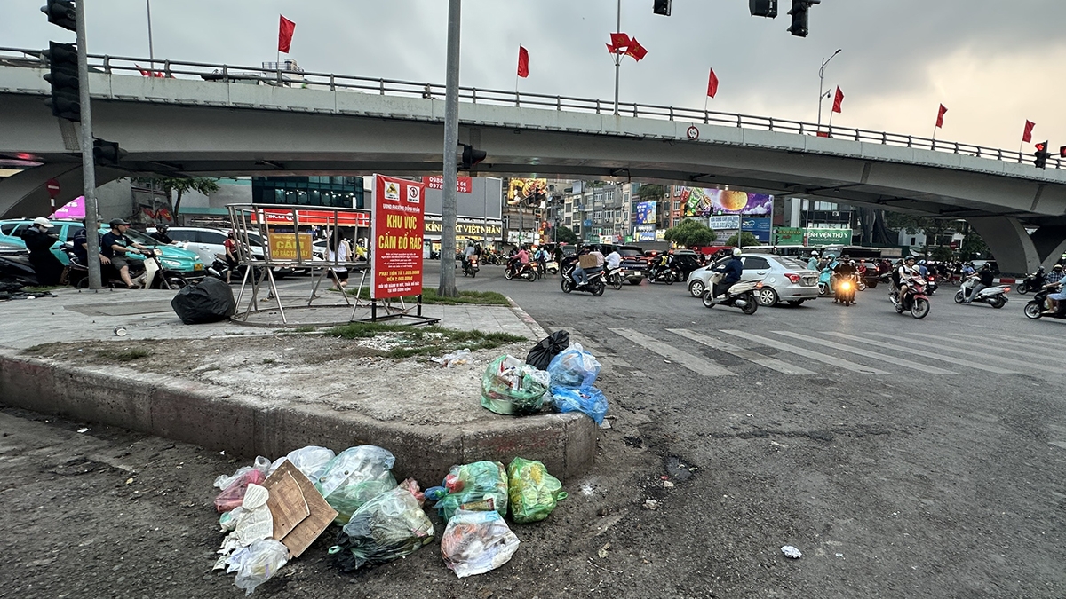 Túi ni lon khó phân huỷ đựng rác la liệt trên đường phố