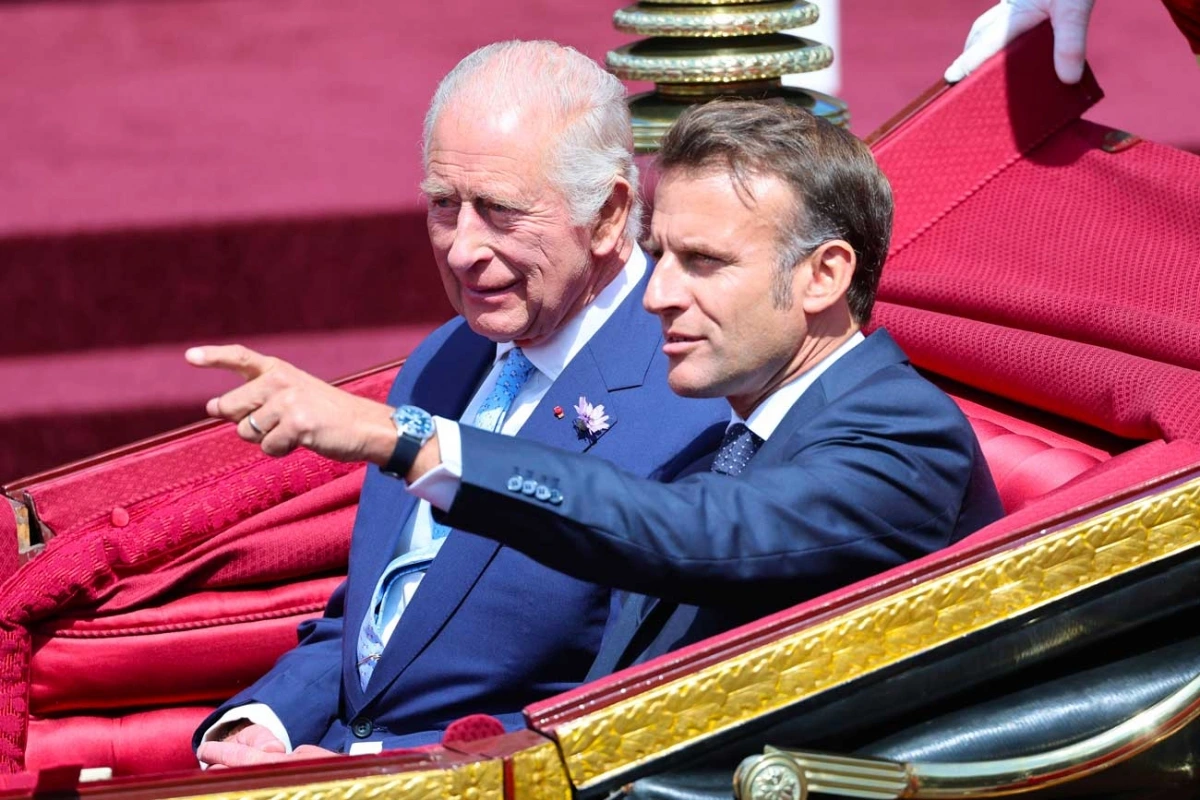 Tổng thống Pháp Emmanuel Macron và Vua Charles III diễu hành bằng xe ngựa