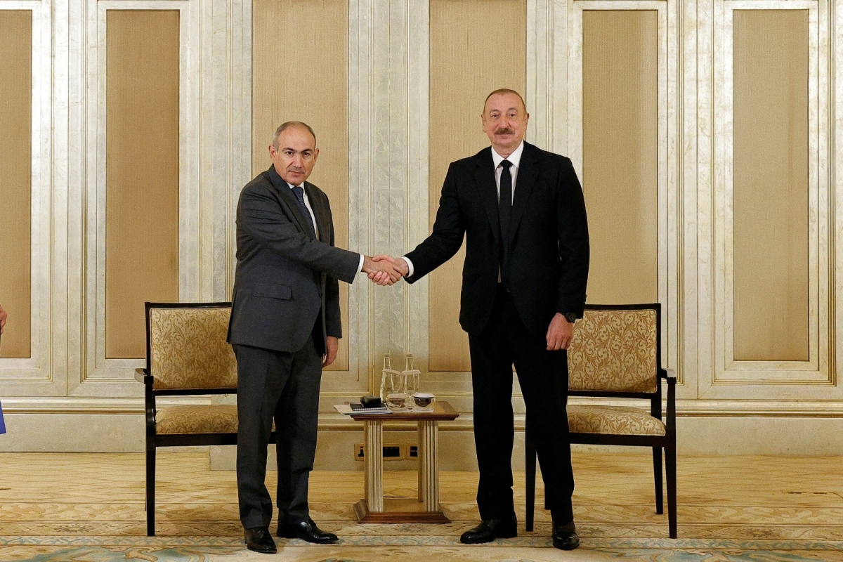 Lãnh đạo hai nước Armenia và Azerbaijan gặp nhau tại UAE hôm 10/7/2025. Nguồn: Reuters