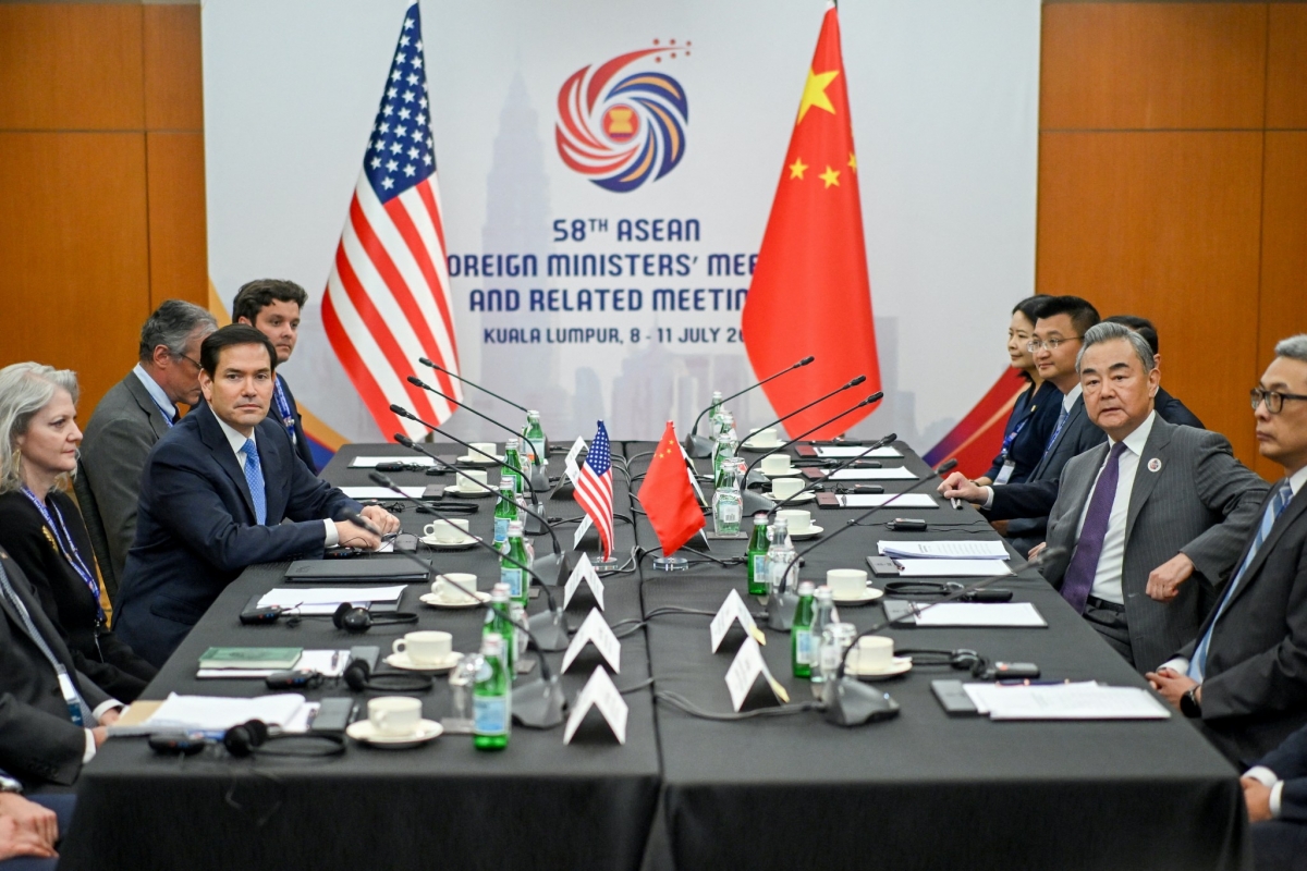 Đoàn Mỹ và Trung Quốc gặp gỡ bên lề Hội nghị Bộ trưởng Ngoại giao ASEAN lần thứ 58 ở Malaysia. Nguồn: Reuters