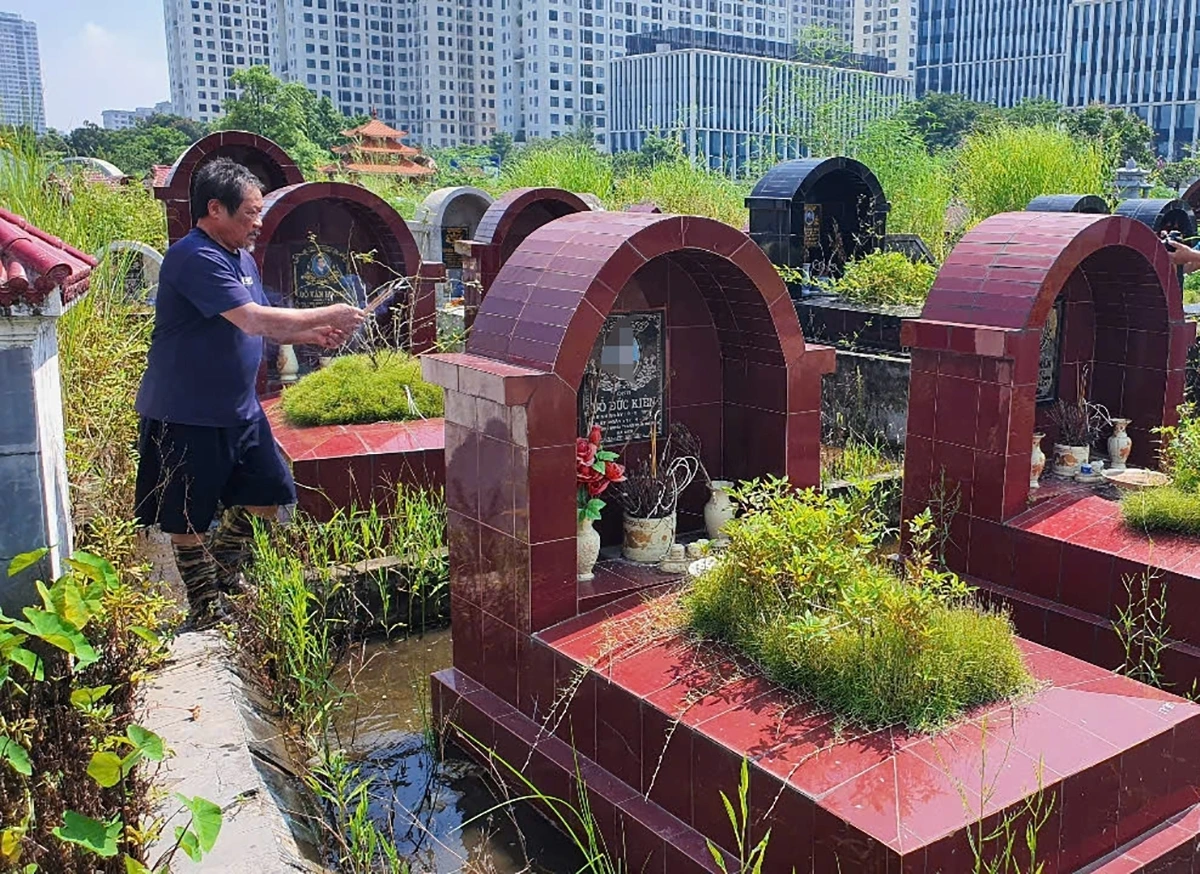 Nghĩa trang bị ngập úng sau khi các cống rãnh bị lấp hết nên khi mưa xuống không thể thoát
