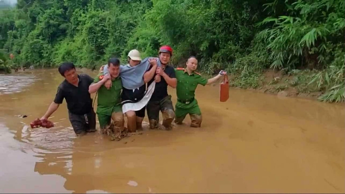 Sản phụ Kha Thị May được dìu đi sinh con tại Trung tâm Y tế xã. Ảnh: CTV