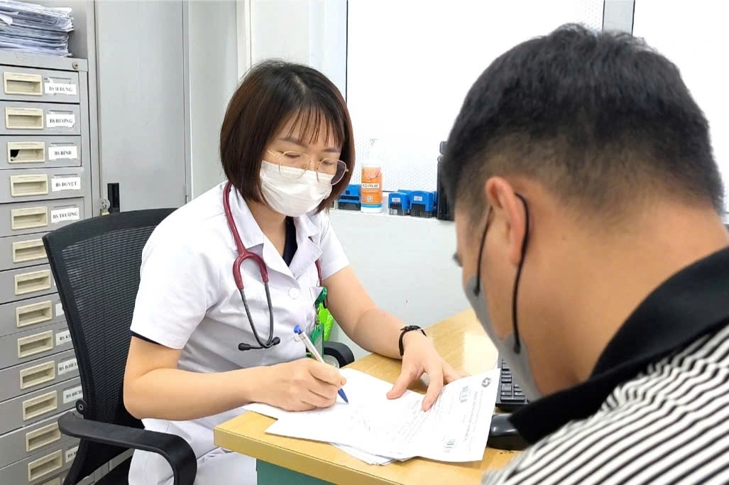 Bác sĩ Nguyễn Thị Thu Huyền hỏi thăm sức khoẻ bệnh nhân (Ảnh BVCC)