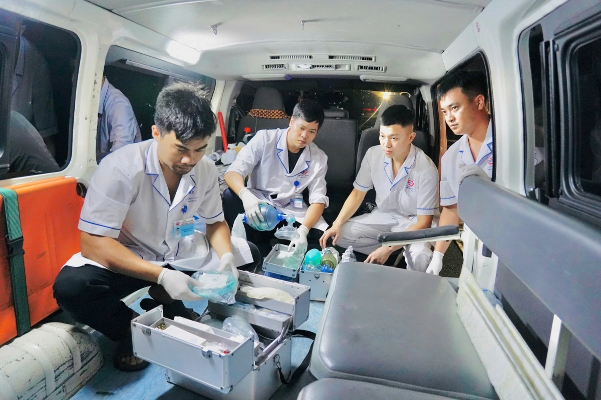 Lực lượng y tế Quảng Ninh ứng cứu các nạn nhân vụ lật thuyền ở Hạ Long (ảnh y tế Quảng Ninh)