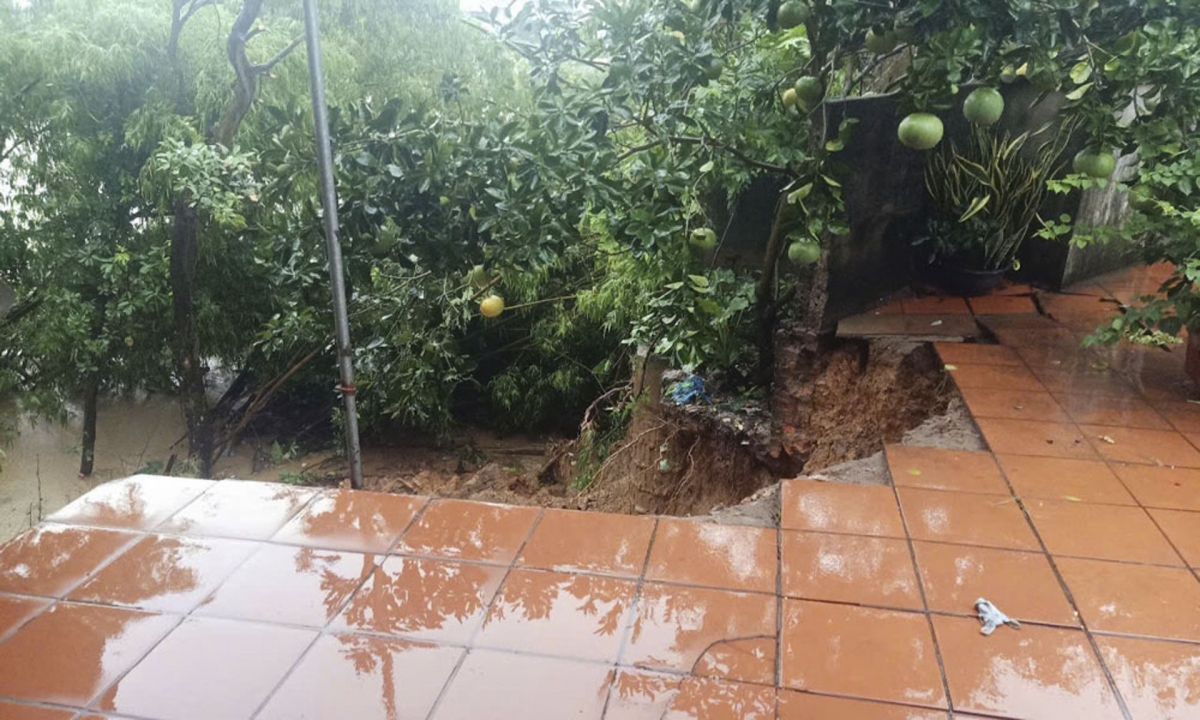 Vị trí sạt lở ăn sâu vào sân gạch của người dân