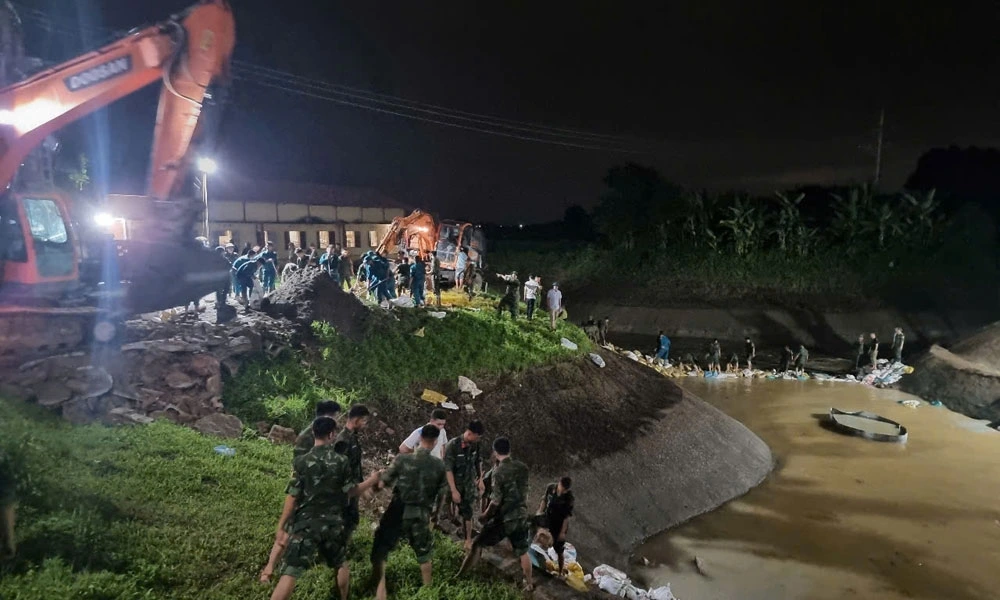 Hàng trăm cán bộ, chiến sĩ được huy động để khắc phục sự cố. (Ảnh: Báo Bắc Ninh)