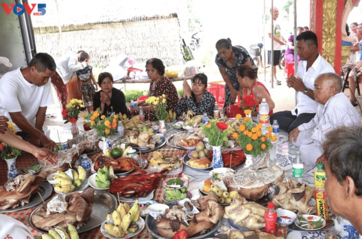 People bring offerings to the Neak Ta ritual. (photo: Thach Tra Vinh)
