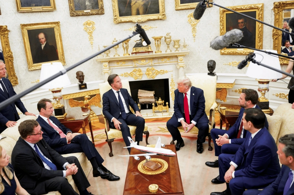 Ông Trump gặp Tổng Thư ký NATO Mark Rutte tại phòng Bầu dục. Ảnh: Reuters