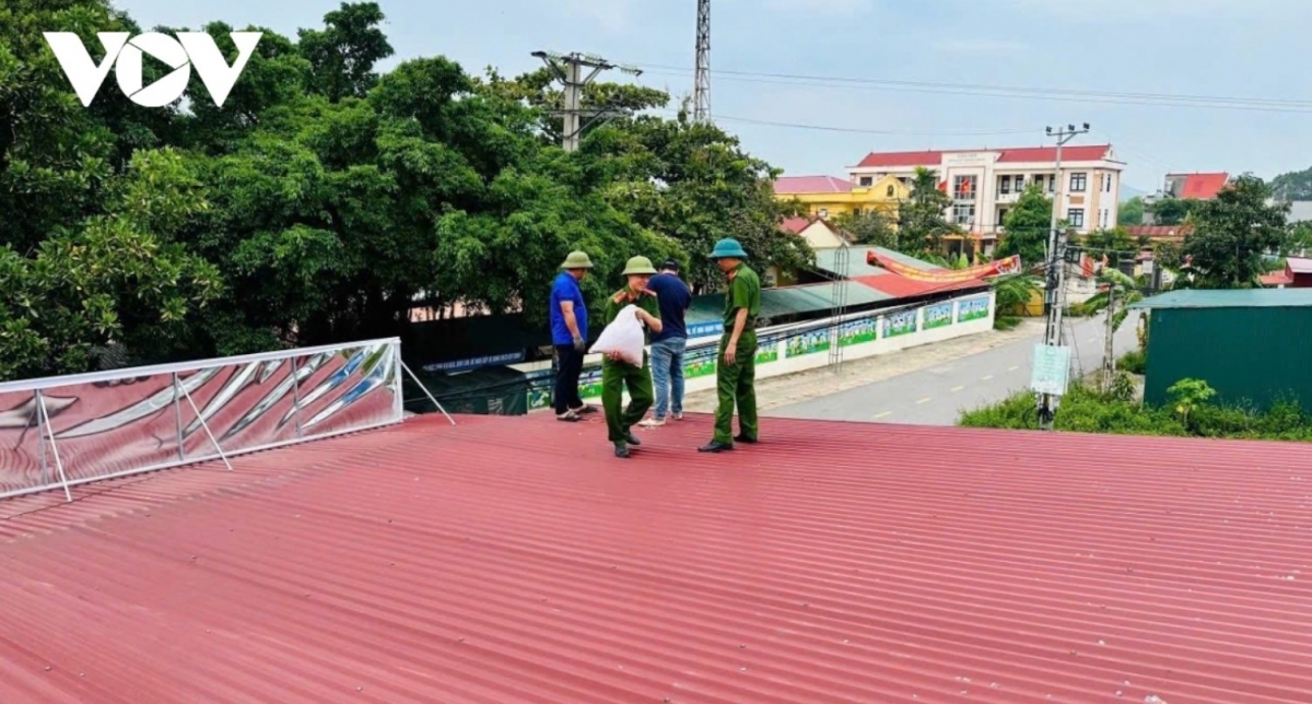 Thanh niên công an, quân đội tăng cường hỗ trợ người dân địa phương khắc phục hư hỏng nhà cửa khi bão đổ bộ