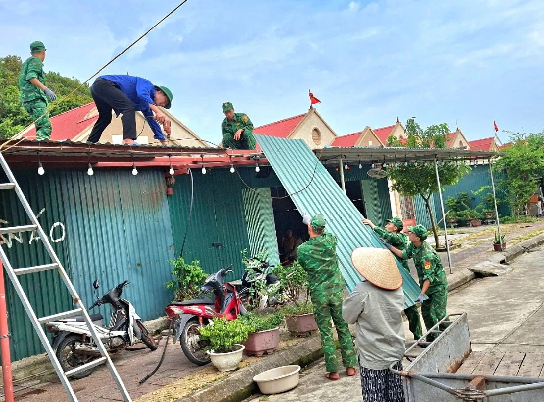 Đồn Biên phòng đảo Trần, đặc khu Cô Tô, Quảng Ninh giúp dân chằng chống nhà cửa trước khi bão về