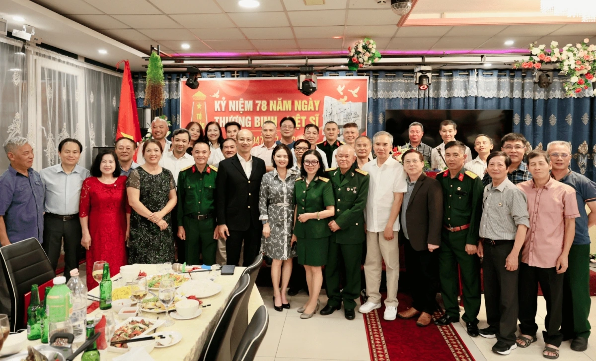 Đại sứ Việt Nam tại Hungary Bùi Lê Thái cùng phu nhân chụp ảnh lưu niệm với hội viên Hội cựu chiến binh, thân nhân các gia đình thương binh, liệt sĩ và có công với cách mạng đang sinh sống, làm việc tại Hungary