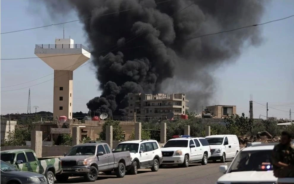 Khói lửa đụng độ gần Suwayda, Syria hôm 15/7. Ảnh: CNN