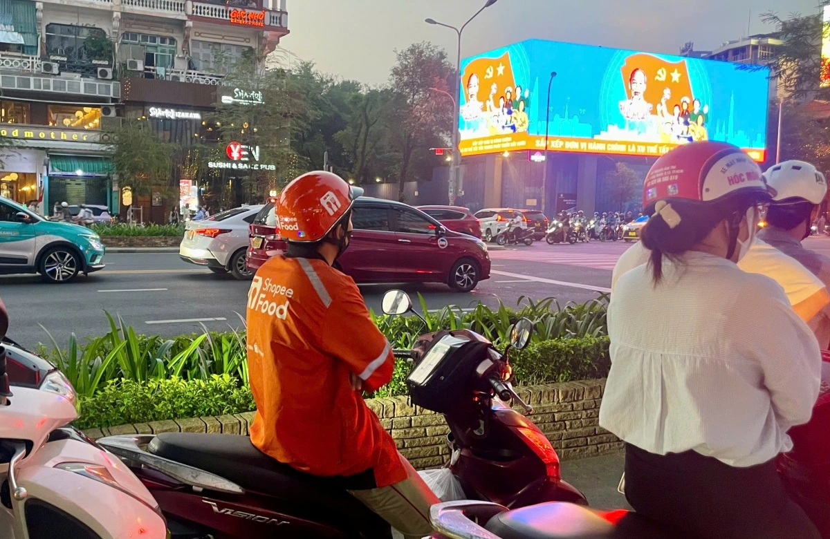 Shipper lo lắng nếu chuyển xe xăng sang xe điện (ảnh Kim Dung)