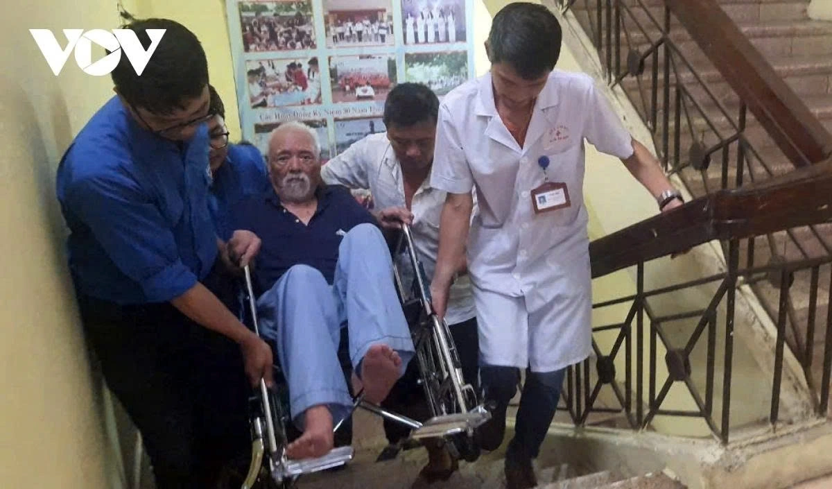 Sơ tán người bệnh khi nước sông Hồng dâng cao (ảnh minh họa Văn Ngân)