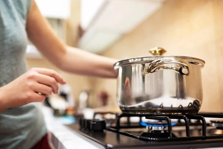 Một gia đình Trung Quốc đã đóng cửa sổ, bật điều hòa và nấu ăn bằng bếp gas, khiến cả năm thành viên trong gia đình bị ngộ độc khí carbon monoxide. (Ảnh minh họa: Pinterest)