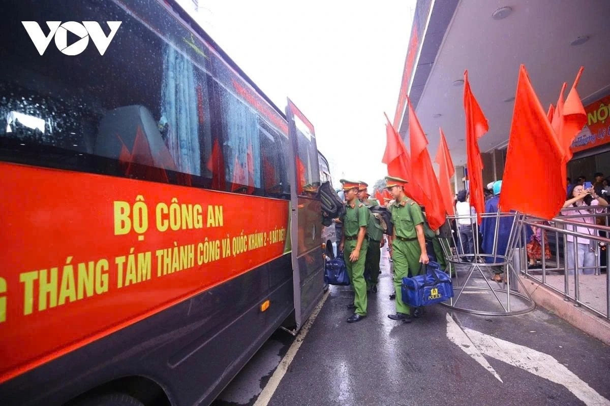 The Mobile Police Command under the Ministry of Public Security receives 566 officers of Ho Chi Minh City's Southeast Mobile Police Regiment in Hanoi on July 3 as they gather to commence training for the coming National Day parade.