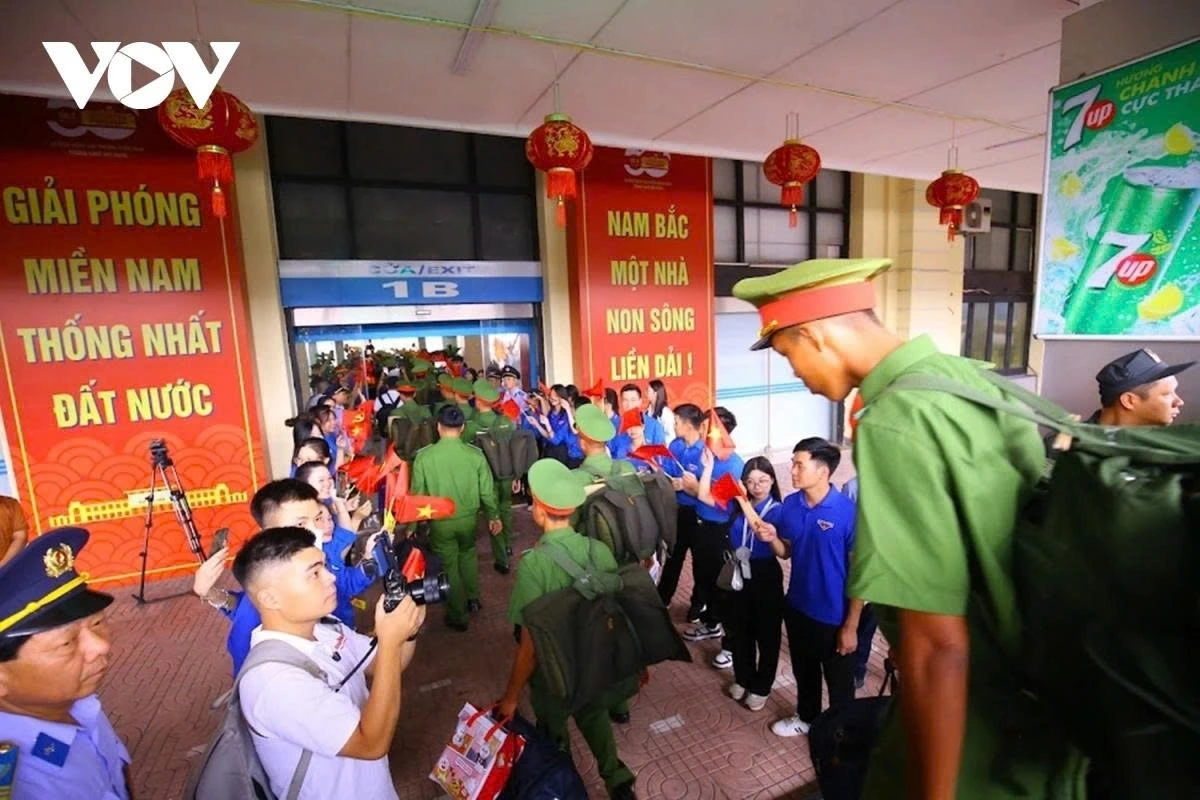 Upon arrival, they are cheered and greeted with national flags, underscoring the patriotic spirit leading up to the celebration.