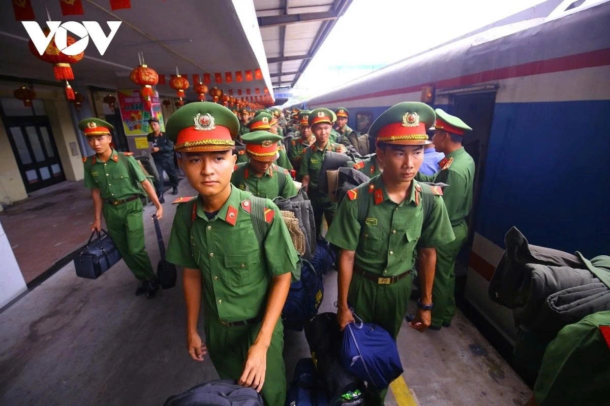 The journey is carried out in two separate trains, transporting the full contingent of 566 personnel from the southern region to Hanoi.