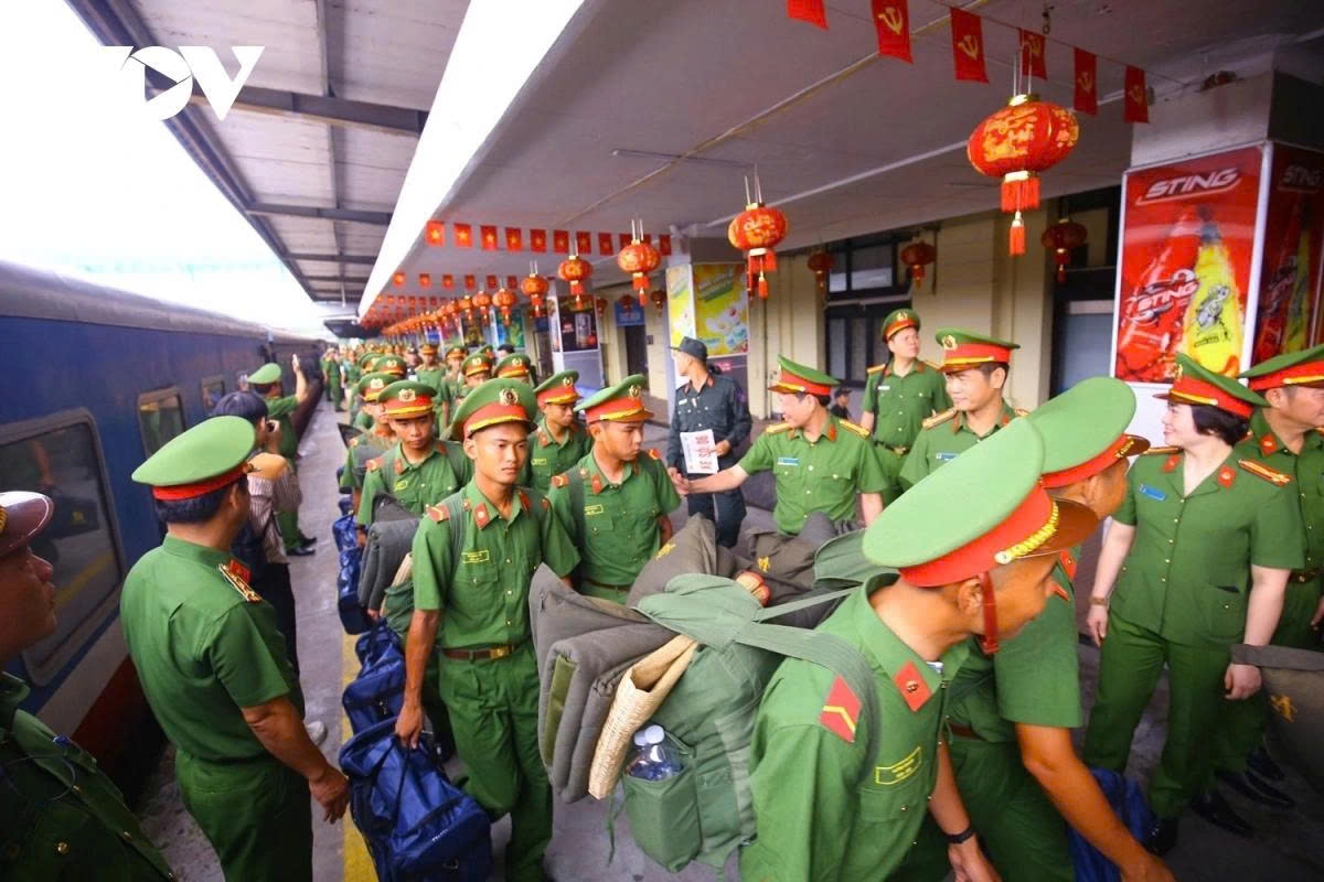 Upon arrival, the officers travel to a training facility in Chuong My district, where they will begin drill rehearsals.