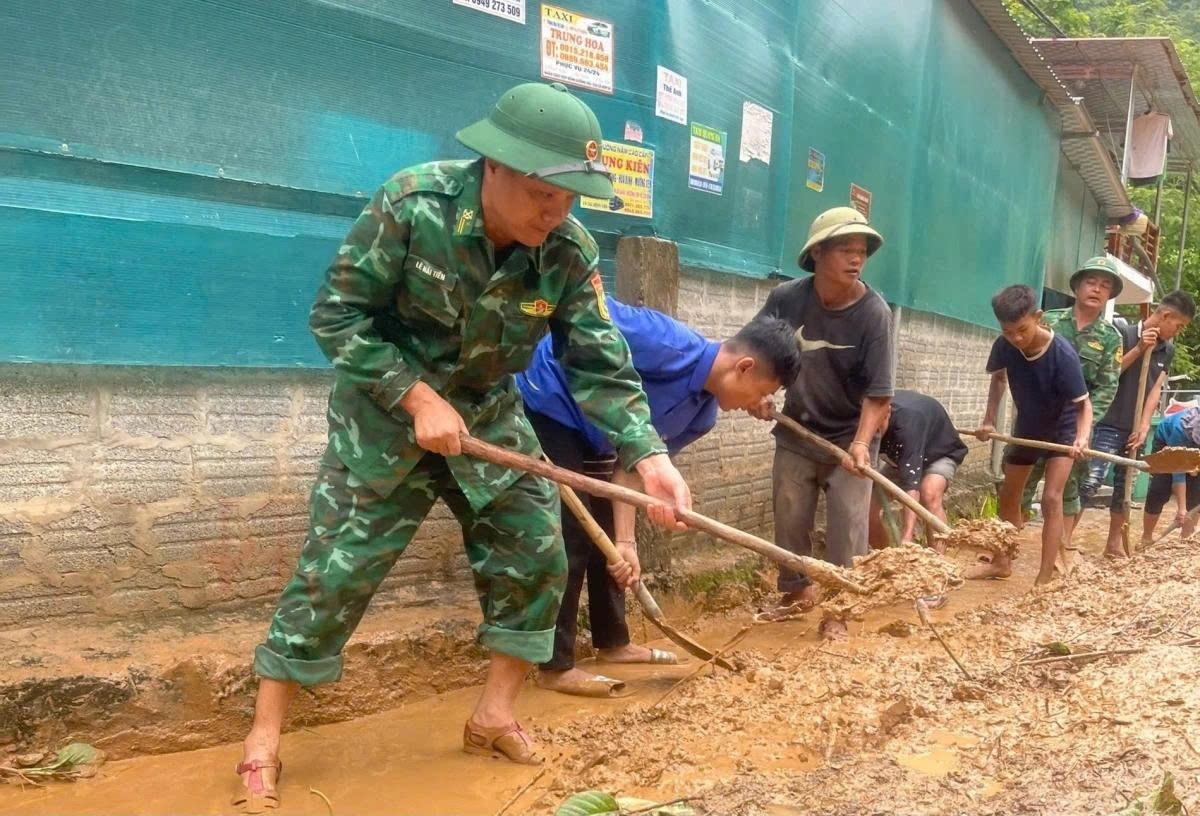 Lying within the impact zone of typhoon Wipha, several areas in Nghe An province are hard hit by heavy rain and thunderstorms, resulting in severe flooding and landslides.